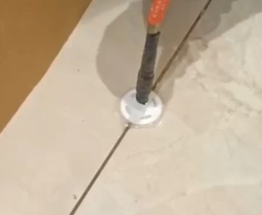 沈丘瓷砖空鼓维修公司专业解答瓷砖在铺贴过程中，如果没有涂抹均匀到位的粘结材料（如水泥砂浆或瓷砖胶），可能会导致以下问题